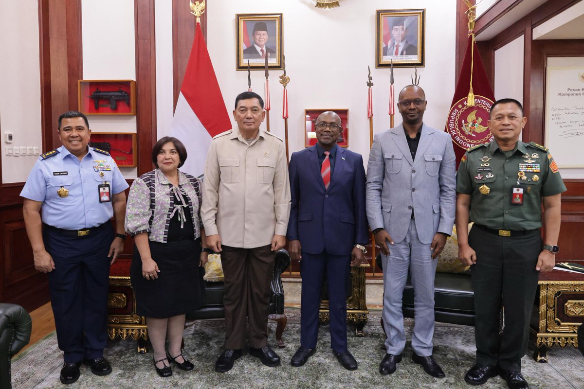 Menerima audiensi Duta Besar Republik Rwanda untuk Republik Indonesia, H.E. Sheikh Abdul Karim Harelimana, saya menegaskan komitmen Indonesia untuk memperkuat kerja sama pertahanan yang saling menguntungkan, berlandaskan prinsip kedaulatan, non-intervensi dan perdamaian (Kamis, 5