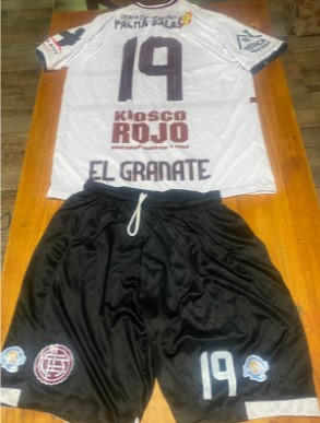 MacchiaTW's tweet photo. Quienes puedan dar una mano (o varias) participarán de un doble sorteo: la original camiseta titular del Granate entrerriano y la alternativa blanca. Como bonus track, cada juego viene con sus respectivos pantalones. Y si no te da el gasoil ($) también podés colaborar con un RT. https://t.co/XNpiKihnxB