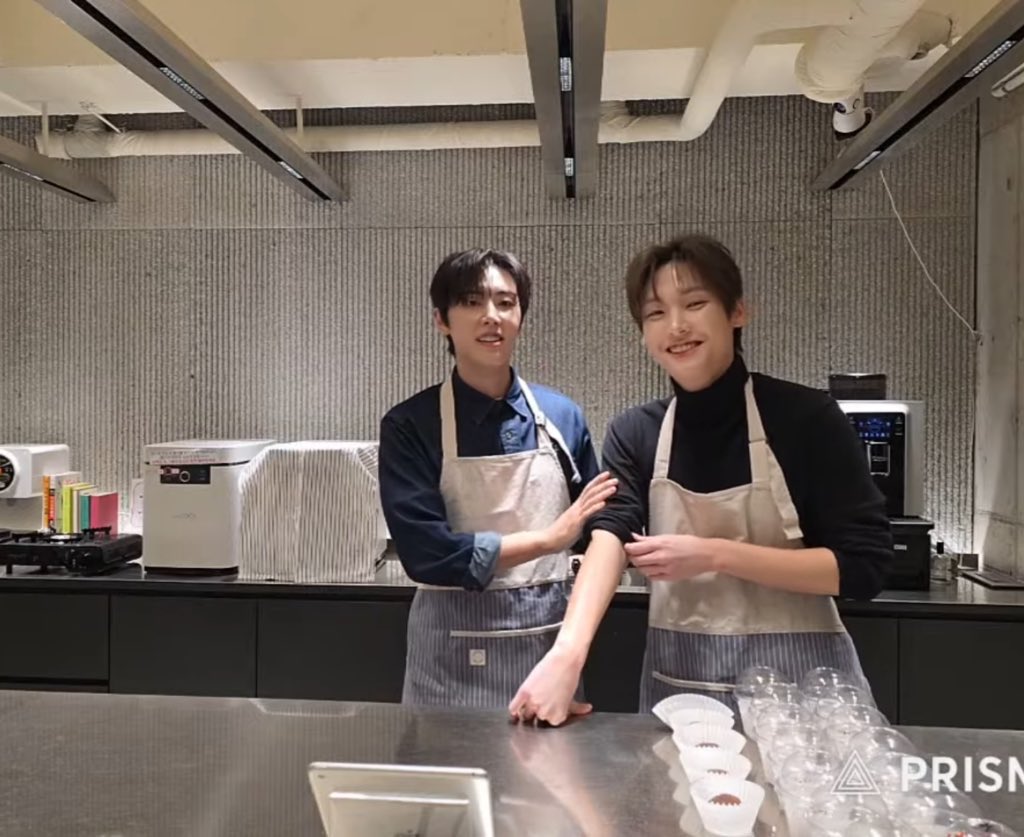 すぐ帰るつもりだったけどペーストから1人でつくるジェユンを考えたら帰れなくなっちゃって、丸めるのは頑張ったけど難しくて(ドバイ寿司ができて)片付けを頑張り最後まで共にするインソンヒョン、、愛