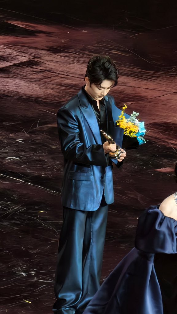 ยินดีกับจ้านจ้านอีกครั้งกับทั้งสองรางวัล  คิงปีนี้ต้องจ้านจริงๆเหมาะสมที่สุด  จั้งไห่ปังสุดๆกวาดรางวัลมากมายเป็นกอบเป็นกำขนาดนี้  ภ.เต๋อเสียนก็สร้างผลงานได้น่าพอใจมาก  ถ้ามงไม่ลงจะงงมาก  เพราะเหมาะสมทุกประการค่ะ  ภูมิใจในตัวจ้านมากกกกกกก 🎉🎉🎉 
#WBN6thWithXiaoZhan