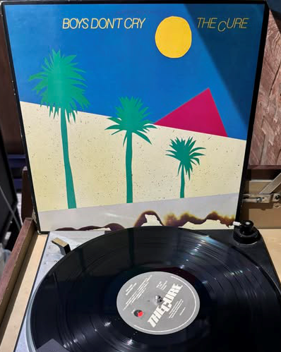 #46…🎂 🌴

𝐄𝐦 𝟓 𝐝𝐞 𝐟𝐞𝐯𝐞𝐫𝐞𝐢𝐫𝐨 𝐝𝐞 𝟏𝟗𝟖𝟎, 𝐟𝐨𝐢 𝐥𝐚𝐧ç𝐚𝐝𝐨 𝐨 𝐩𝐫𝐢𝐦𝐞𝐢𝐫𝐨 á𝐥𝐛𝐮𝐦 𝐝𝐞 𝐜𝐨𝐦𝐩𝐢𝐥𝐚çã𝐨 𝐝𝐨 𝐓𝐡𝐞 𝐂𝐮𝐫𝐞, "𝐁𝐨𝐲𝐬 𝐃𝐨𝐧'𝐭 𝐂𝐫𝐲".

instagram.com/p/DUYXl6ylXBP/…