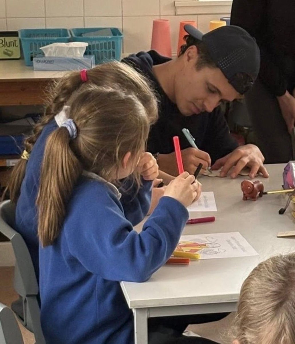 AutoPulseX's tweet image. LANDO’A LITTLE FANS MEET THE CHAMP

Lando visited his first primary school:

❓Answering kid’s questions
🏁 Waved a checkered flag at their scooter race.

Just shows that F1 has a wholesome side apart from all the regular drama.

#F1 #Lando #Mclaren #givingback