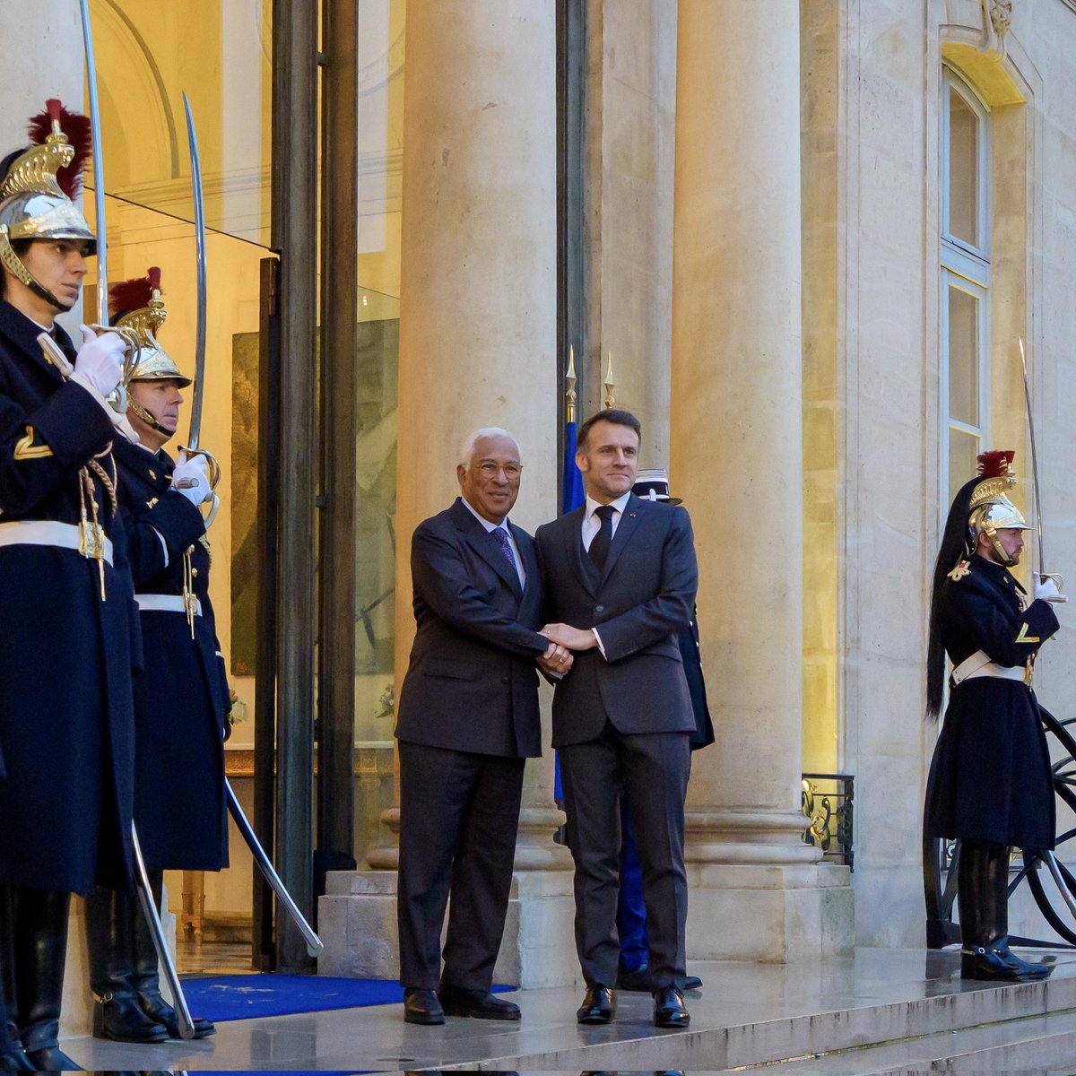 EmmanuelMacron's tweet photo. Pour une Europe qui dĂ©cide pour elle-mĂȘme, plus compĂ©titive et plus souveraine.
Au travail avec le PrĂ©sident du Conseil europĂ©en @eucopresident et la PrĂ©sidente de la Commission europĂ©enne @vonderleyen pour prĂ©parer la rencontre des chefs dâEtat et de gouvernement de lâUnion europĂ©enne de la semaine prochaine sur la compĂ©titivitĂ©.
Mon message : accĂ©lĂ©rer notre agenda dâindĂ©pendance europĂ©enne. Investir, protĂ©ger, diversifier et simplifier, plus vite.