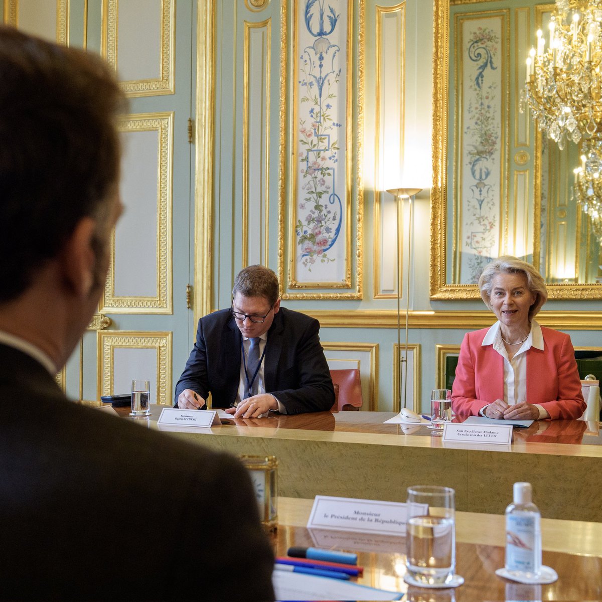EmmanuelMacron's tweet photo. Pour une Europe qui dĂ©cide pour elle-mĂȘme, plus compĂ©titive et plus souveraine.
Au travail avec le PrĂ©sident du Conseil europĂ©en @eucopresident et la PrĂ©sidente de la Commission europĂ©enne @vonderleyen pour prĂ©parer la rencontre des chefs dâEtat et de gouvernement de lâUnion europĂ©enne de la semaine prochaine sur la compĂ©titivitĂ©.
Mon message : accĂ©lĂ©rer notre agenda dâindĂ©pendance europĂ©enne. Investir, protĂ©ger, diversifier et simplifier, plus vite.
