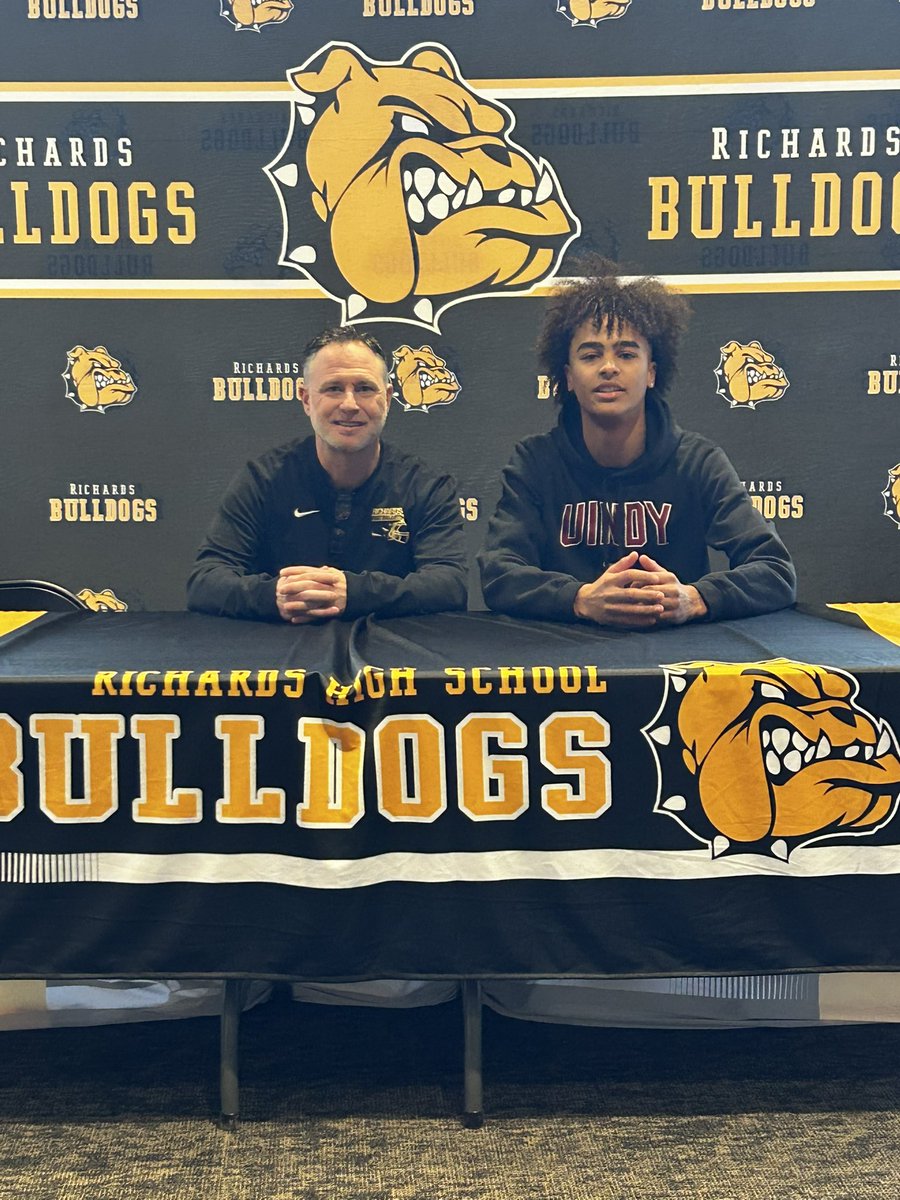 Jaidenhenry_3's tweet photo. Officially Signed ✍🏽‼️@KeeversChris @coachburke89 @CoachTGerhard @UIndyTD @HLR_FOOTBALL @CoachShen https://t.co/KWJddh2L94