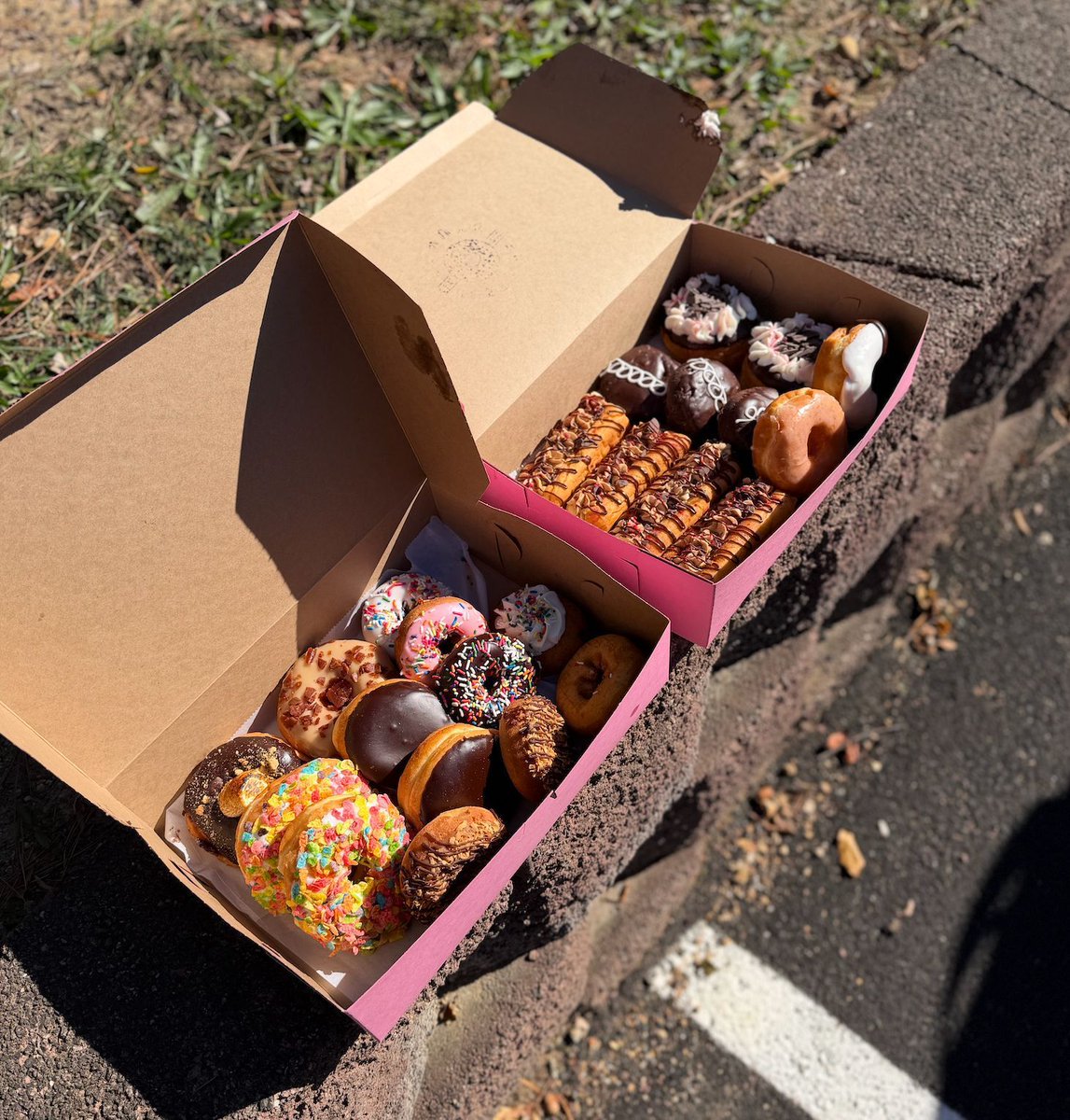 JohnOberg's tweet image. It's true that #vegan #donuts are my favorite food group. 🤭  #AnythingYouCanEatICanEatVegan