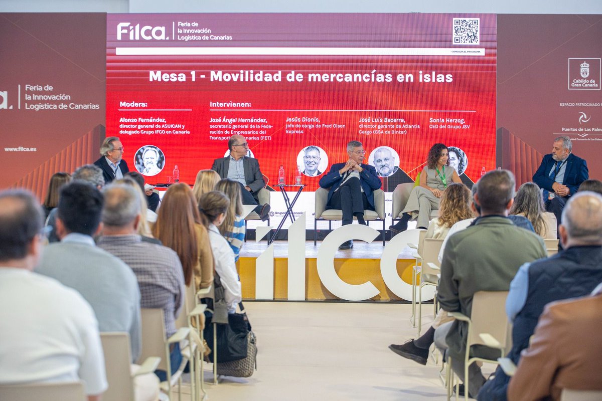 FOexpress's tweet photo. 🛳️ Desde Fred. Olsen Express estamos participando en #FILCA, la Feria de la Innovación Logística de Canarias.
Durante toda la jornada de ayer, y la de hoy, nuestro equipo comercial de carga ha estado en el stand de la compañía. Asimismo, Jesus Dionis, el jefe de este departamento, intervino en la mesa redonda titulada "Movilidad de mercancías en islas".
Por su parte, nuestro jefe de Revenue y Data Science, David Falcón Molina, hizo lo propio en la mesa "Digitalización y logística".
📷 En las imágenes, algunos momentos de nuestros compañeros en la feria.
