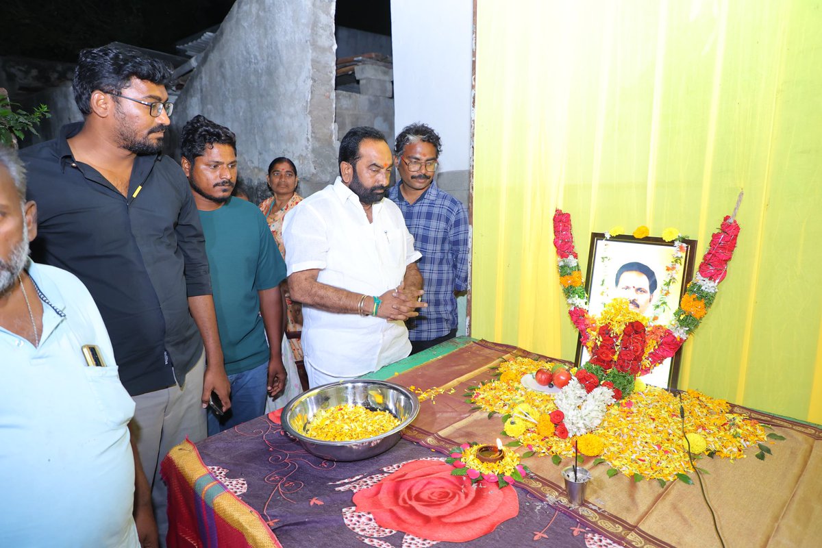 దుర్గి మండలం, అడిగొప్పల గ్రామంలో టిడిపి నాయకులు ఆరికట్ల వెంకట్రామయ్య గారు ఇటీవల అనారోగ్యంతో మృతి చెందగా.., వారి దశదిన కర్మ కార్యక్రమంలో పాల్గొని, నివాళులర్పించిన అనంతరం కుటుంబాన్ని పరామర్శించడం జరిగినది
#MacherlaMLA #JulakantiBrahmanandaReddy