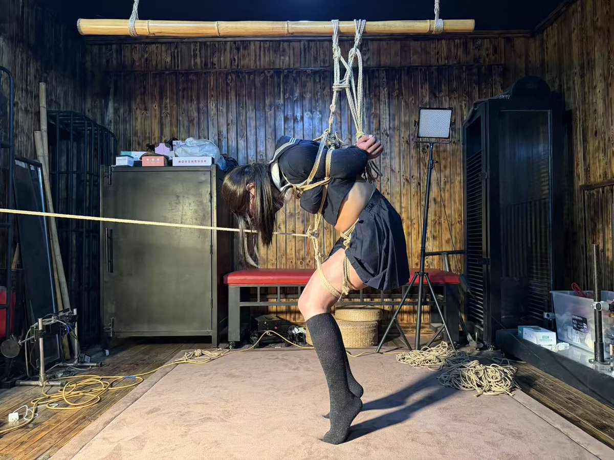 小腿会不自觉的抖 嘿嘿 好玩
👩：<a href="/henger_bf/">秋风半夜瞑蝉</a> 
🪢：<a href="/loralosa0908/">明天再说</a>
#束缚 #捆绑 #两难 #男娘