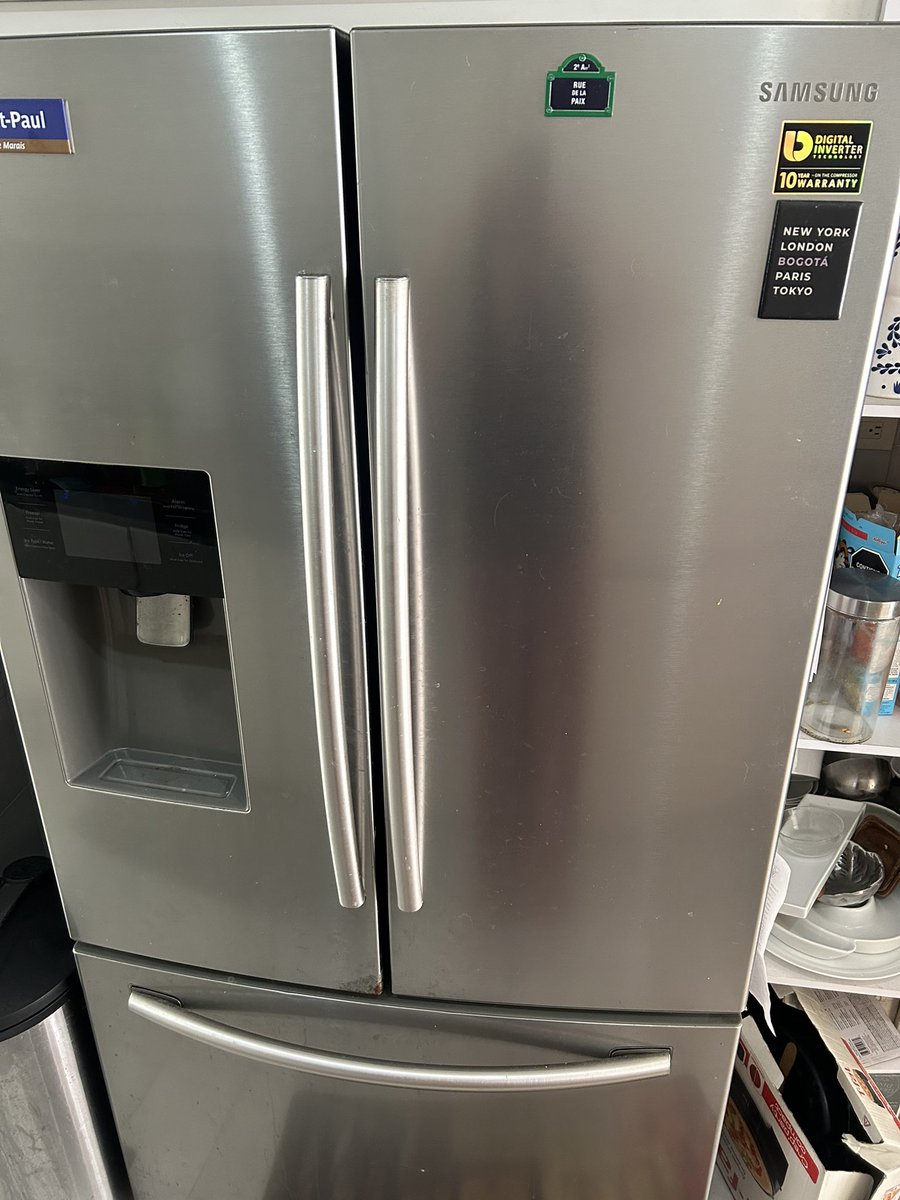 yna7's tweet photo. Señores @SamsungCO ya tengo 10 años con esta nevera. La compré  en el 2015.
Es una pesadilla!!! Siempre se congela la parte de atrás, se llena de agua, 😭 he gastado más en reparación que lo que me costó.
¿Alguna solución posible? https://t.co/rtRrskXXbz