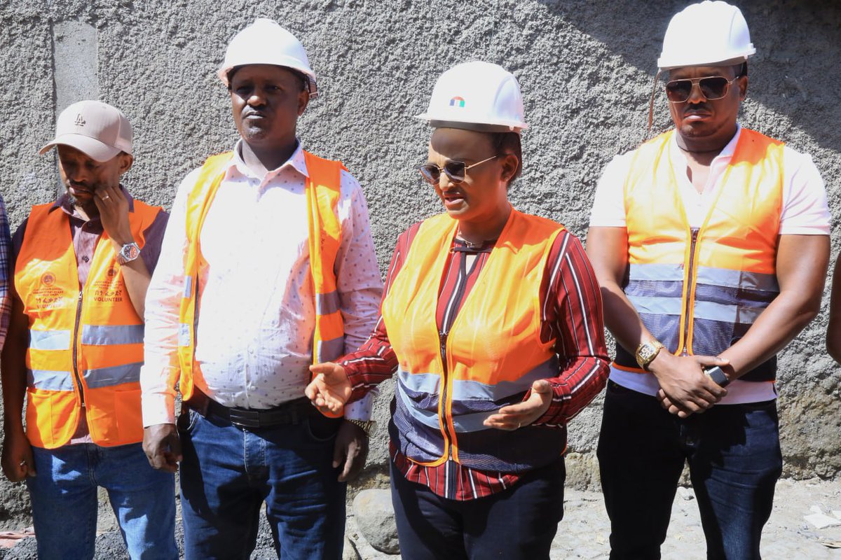AddisCity's tweet photo. በቦሌ ክፍለከተማ ወረዳ 04 የሚገኙ 18 እማወራና አባወራዎችን ተጠቃሚ የሚያደርገው የቢሮው የዓቅመ ደካማ ወገኖች ቤት ግንባታ መርኃ-ግብር በይፋ ተጀመረ፡፡ https://t.co/D7FssJJP7K