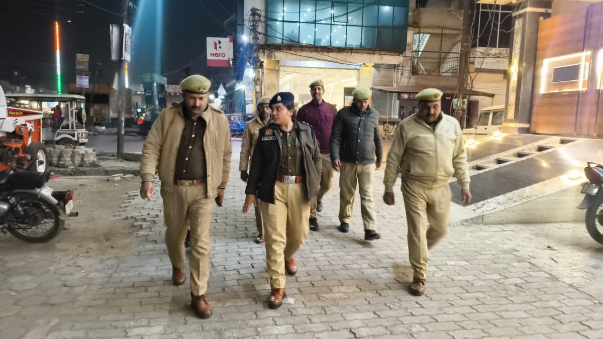 शांति एवं सुरक्षा व्यवस्था को अक्षुण्य बनाए रखने हेतु आज दिनांक 05.02.2026 को पुलिस उपाधीक्षक विनी सिंह द्वारा प्रभारी निरीक्षक दही मय  पुलिस बल के साथ मोहल्ला आवास विकास में पैदल गश्त की गई। #UPPolice <a href="/Igrangelucknow/">IG Range Lucknow</a>