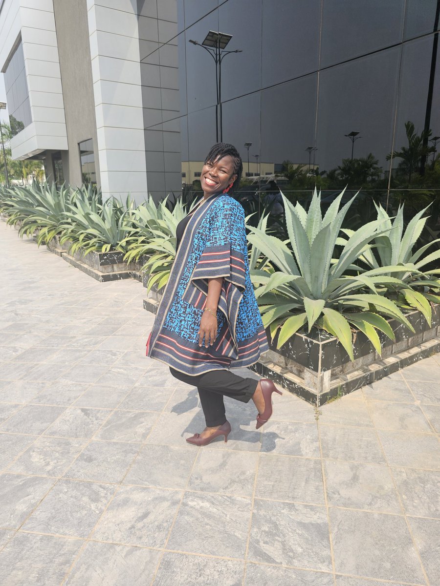 MonueliFolley's tweet photo. Cultural exchange sometimes comes with a learning curve! Happy to show our Zambian brothers and sisters what the Ghanaian Fugu is all about. Fugu inspired Kimono from the looms of Northern Ghana to the world. 🌍🇬🇭 #OneAfrica #Fugu #Culture https://t.co/GgZgfPzzlS