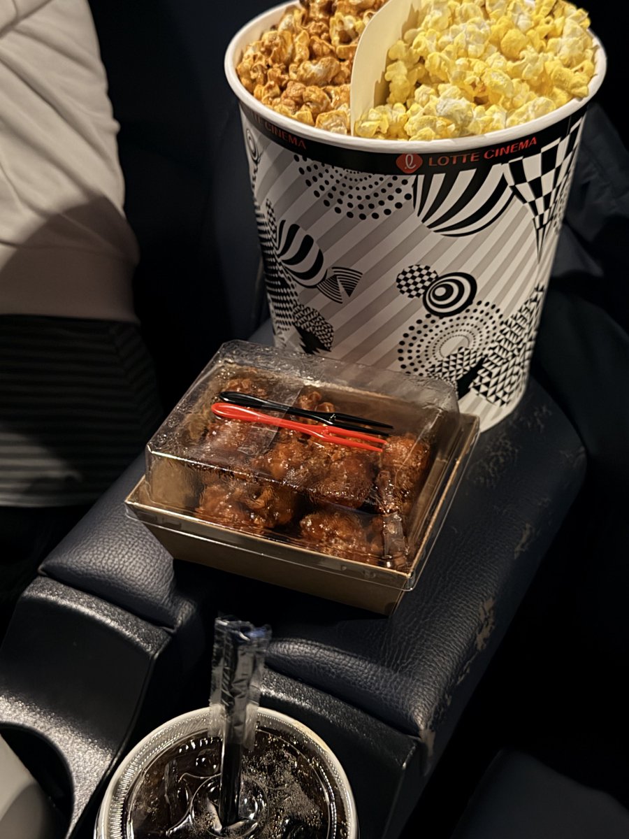 데이트를 막 하구옴 
그리고 ㅈㅉ 커플티입음🤍🤍