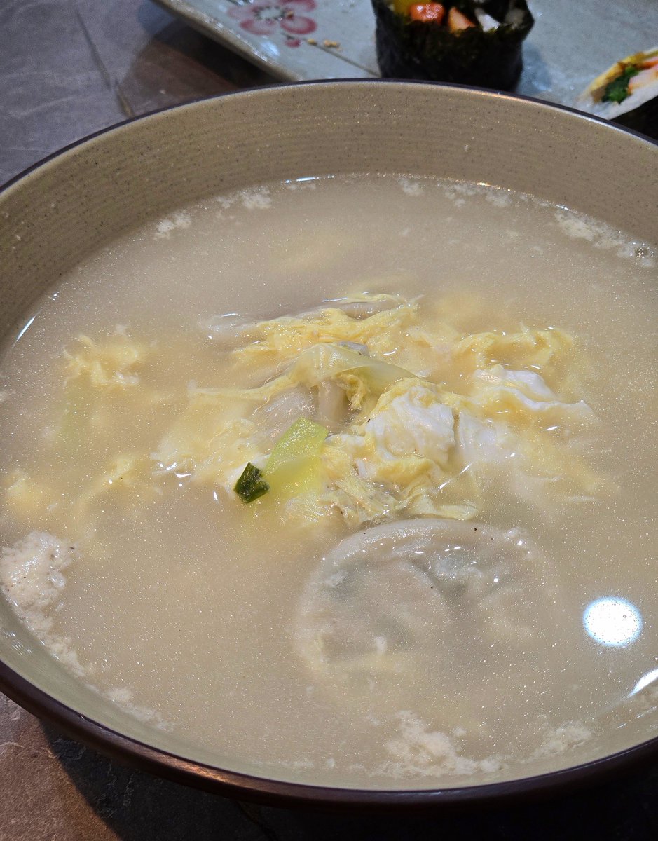 안녕 링아센 친구들
화정족발에 혼밥메뉴 생긴거 알고있는지

만둣국 추천합니다