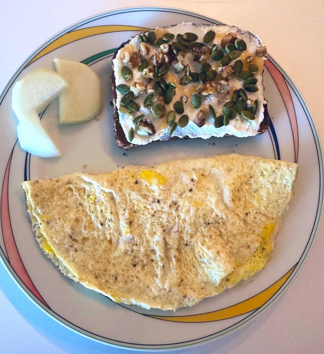 free_style_chef's tweet image. Hubby says restaurants would charge $40-$50 for this breakfast. 

Do you think so?

Sourdough toast with whipped ricotta, walnuts, pumpkin seeds, &amp;amp; honey. Two egg omelet cooked in butter &amp;amp; stuffed with cheddar. High protein milk coffee.

#brekkie #goodfood