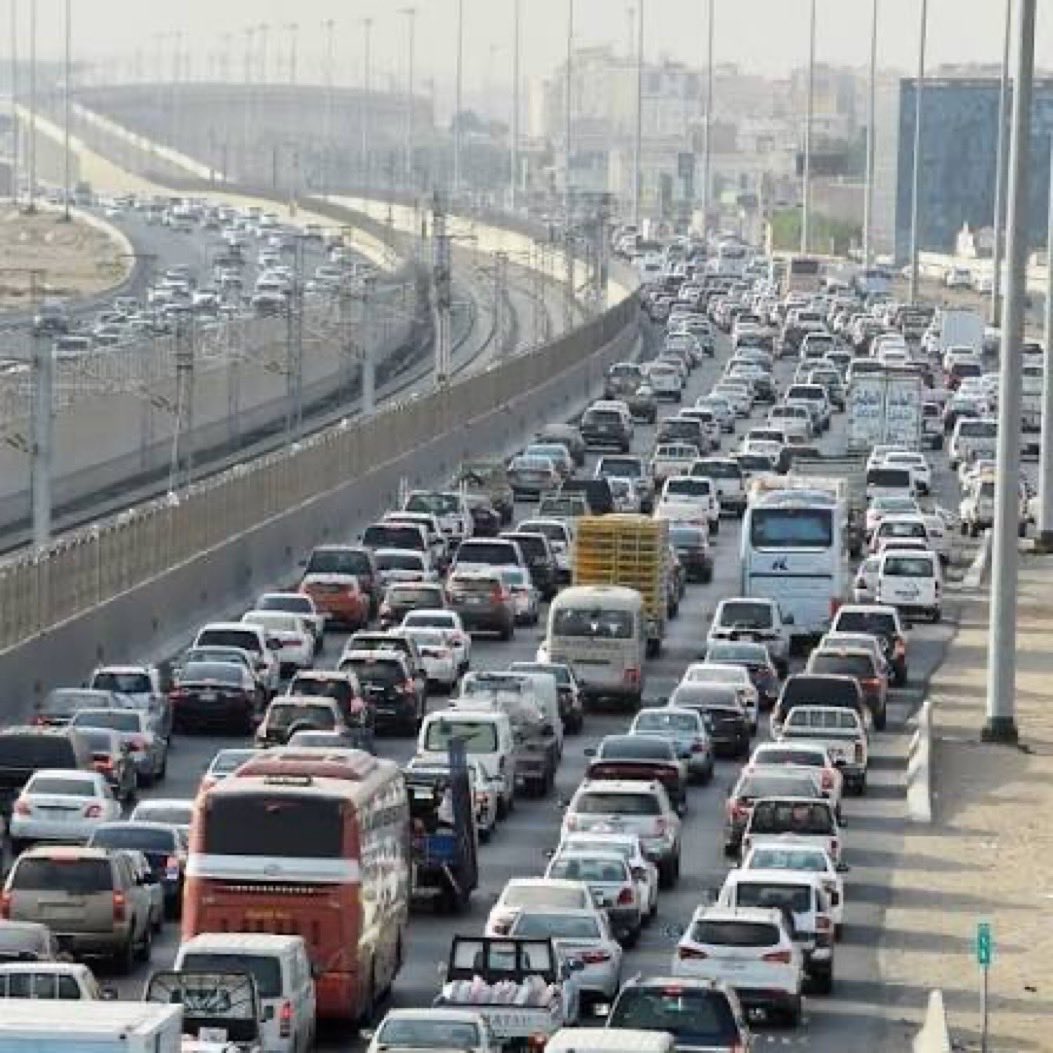 riyadhdc's tweet photo. زحمة #الرياض تحتاج حلول جرئية وسريعة

الجميع يقدر اهمية المشاريع الكثيرة في شوارع الرياض والتي ستقدم طرق افضل في المستقبل

لكن الى ان تنتهي كل هذه المشاريع يجب ان يكون هناك حزمة من الحلول لتخفيف الزحام
مثل:

١- اجبار المدارس على يوم او يومين في الاسبوع للدراسة عن بعد
٢- اجبار الشركات على العمل عن بعد يومين او ثلاثة في الاسبوع
٣- توسعة سعة عربات المترو باسرع وقت
٤- اعطاء مخالفات مغلظة للحوادث الغبية التي تكون اضرارها بسيطة علي الركاب و السيارات اذا لم يتحركوا بعد الحادث خلال عشر دقائق مباشرة بعد التصوير
٥- ولا يمنع ان تصل الامور الى فرض حضر تجول الا بأذن في المساء حسب خطة معلنة لاحياء معينة في المدينة 

المشكلة جداً كبيرة واثارها النفسية علي المجتمع لا يستهان بها

خصوصا ان المشوار صار يستغرق ثلاث واربع اضعاف الوقت المعتاد