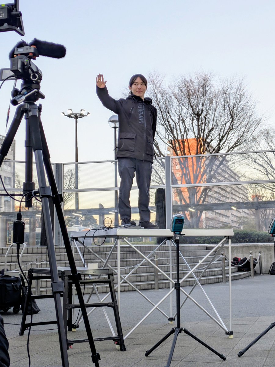 写真:
新浦安駅前広場にて、衆院選千葉5区・小林しゅうへい候補の応援演説に駆けつけるも、街頭演説道具より先に会場に到着してしまったため「ｺﾝﾆﾁﾊｰ」「ｺﾝﾆﾁﾊｰ」とひたすら手を振る、公職選挙法絶対守るマンと化したチームみらい党首・安野貴博さん(35)