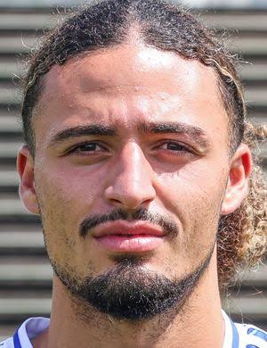 Çalım atamaz pas atamaz arkaya adam kaçırır penaltı yapar 6m euroluk kazık hemen elden çıkarılmalı