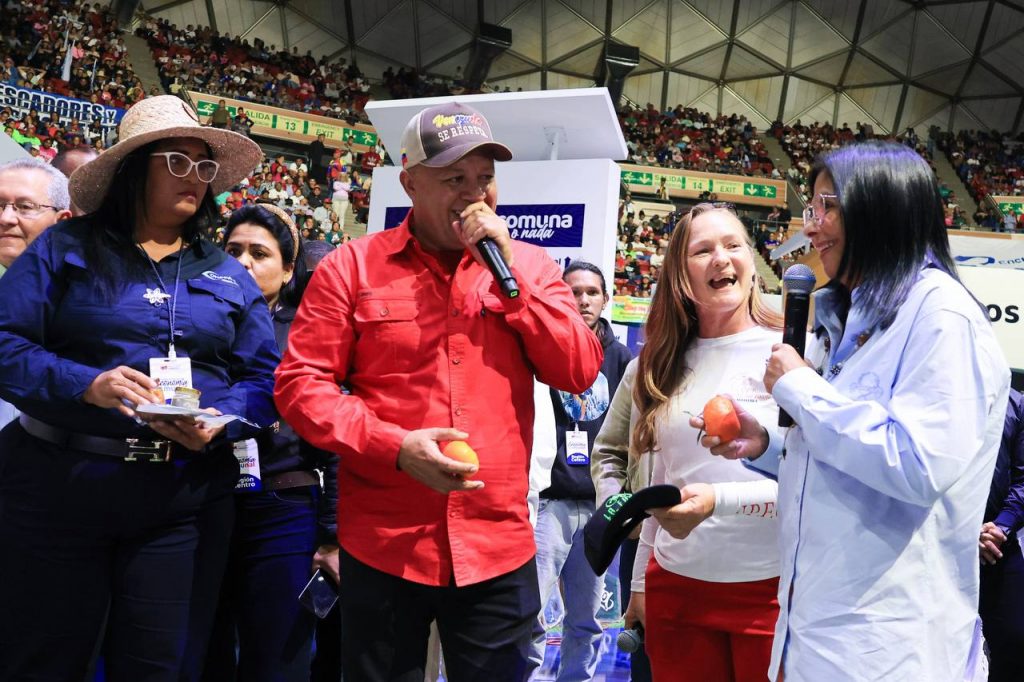EpaBarinas's tweet photo. 🇻🇪 “La economía comunal está en una ofensiva productiva contra la economía rentista”. Expresó la Pdta. (E) @delcyrodriguezv, al acompañar al pueblo en el Primer Encuentro Nacional de la Economía Comunal.
.
#EpaBarinas #LosQueremosDeVuelta #BringThemBack https://t.co/cObBMKtv4T