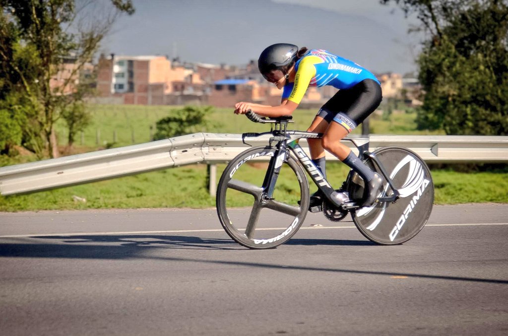 JorgeEmilioRey's tweet photo. En el primer día del Campeonato Nacional de Ruta 2026, Cundinamarca celebra su primera medalla. Lineth García, deportista del municipio de #Cota e integrante de la Liga de Ciclismo de Cundinamarca, obtuvo la medalla de #plata en la prueba de Contrarreloj Individual (CRI), en la categoría juvenil femenina, con un tiempo de 18:21.

Felicitaciones a Lineth por este importante resultado, que abre con orgullo la participación del departamento sede en estas justas nacionales y ratifica el talento y la proyección de nuestros jóvenes deportistas.

Sobre las 11:00 a.m., se disputarán las pruebas de la categoría élite, en las que #Cundinamarca tendrá una destacada representación con @Eganbernal, @danifmartinez96 y Brandon Rivera, quienes competirán por las medallas en la prueba contrarreloj individual.

Muchos éxitos para nuestros deportistas. Aquí seguimos apoyando el talento cundinamarqués.