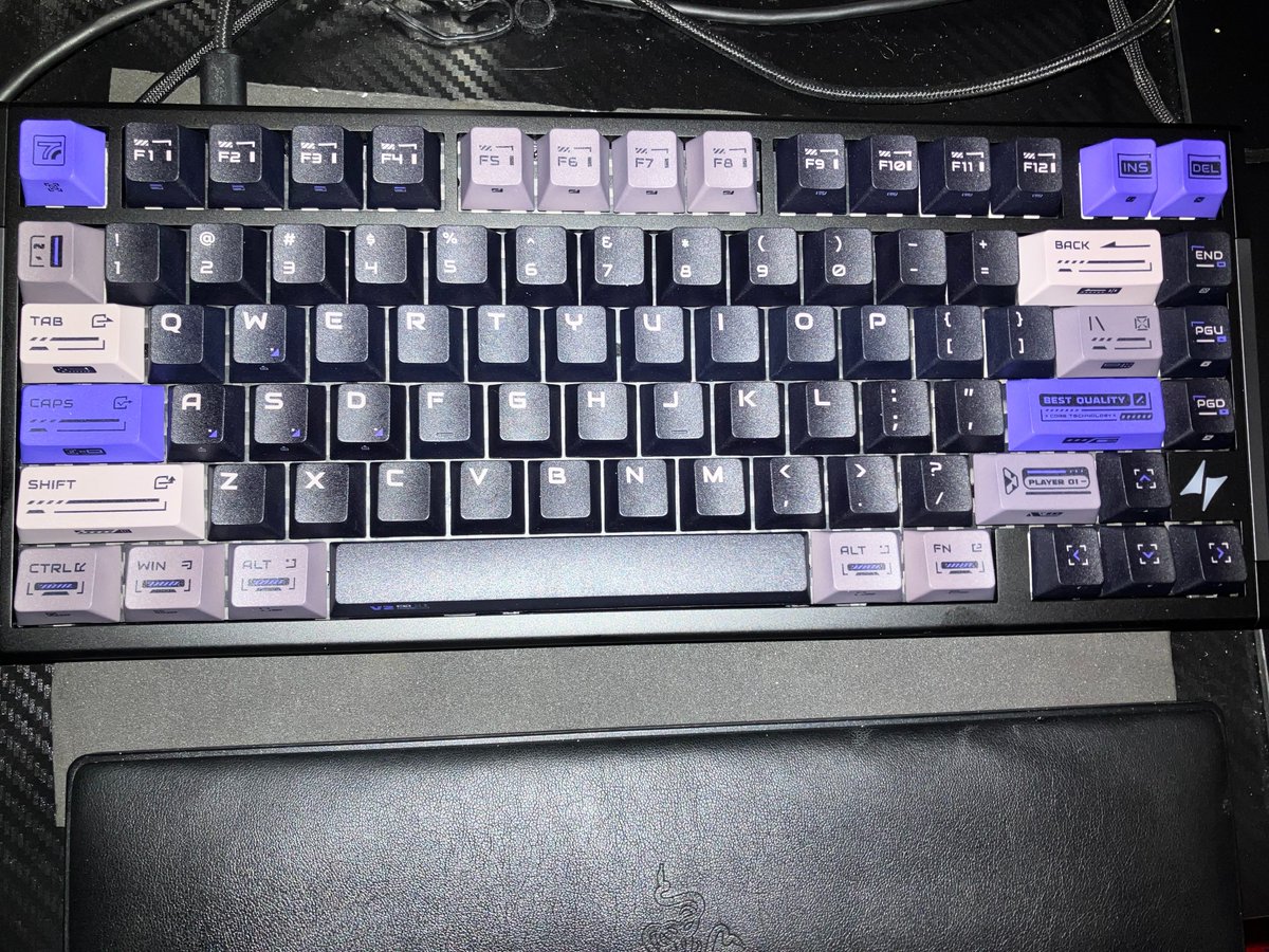 FpsAimtraining1's tweet photo. ScyroxV6　ATK RS7V2ULTRA
RS7、サイズとガンダムっぽいデザインに惚れて買ったけど打鍵感最高にいいね
うちの子供光ってない時でもめっちゃ押したがる
ただ打鍵音はHIFI（麻雀音）だから子供秒で起きる😢 https://t.co/o7wJRyh4xV