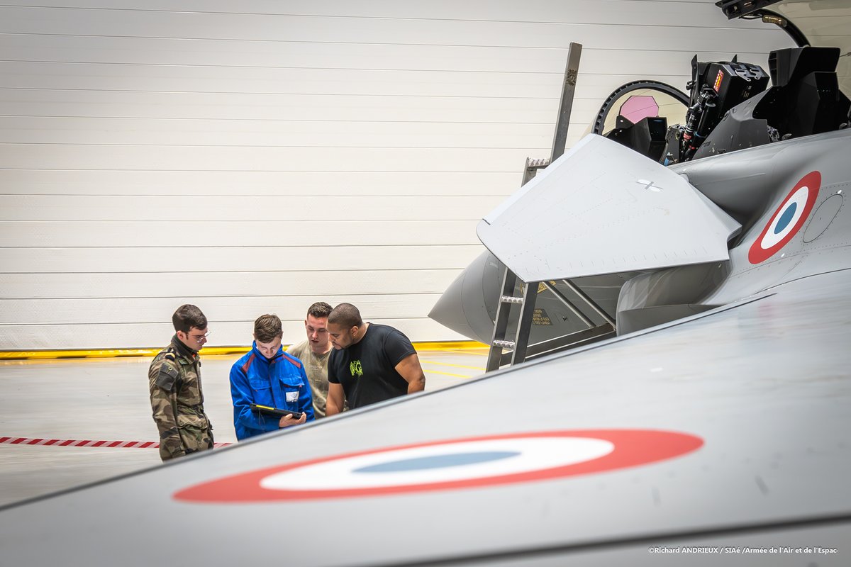 Armee_de_lair's tweet image. Exercice #TOPAZE | À Clermont-Ferrand, l’Atelier industriel de l’aéronautique (AIA) a contribué à la régénération de 4 #Rafale.

Aux côtés des Aviateurs, les équipes techniques ont permis leur remise en condition opérationnelle immédiate.
Objectif : permettre aux forces de durer.