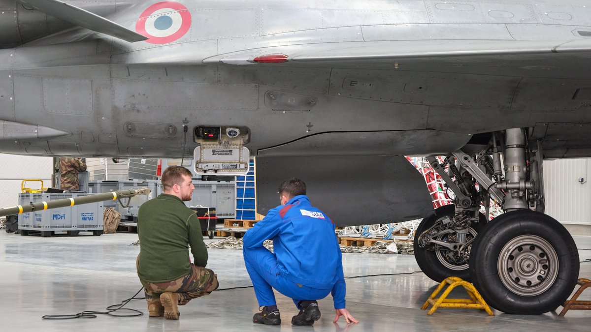 Armee_de_lair's tweet image. Exercice #TOPAZE | À Clermont-Ferrand, l’Atelier industriel de l’aéronautique (AIA) a contribué à la régénération de 4 #Rafale.

Aux côtés des Aviateurs, les équipes techniques ont permis leur remise en condition opérationnelle immédiate.
Objectif : permettre aux forces de durer.
