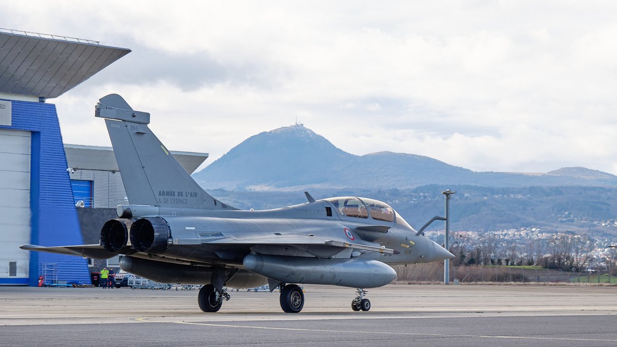 Armee_de_lair's tweet image. Exercice #TOPAZE | À Clermont-Ferrand, l’Atelier industriel de l’aéronautique (AIA) a contribué à la régénération de 4 #Rafale.

Aux côtés des Aviateurs, les équipes techniques ont permis leur remise en condition opérationnelle immédiate.
Objectif : permettre aux forces de durer.