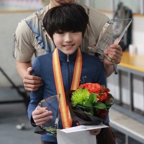 nanajammumu's tweet photo. ชั้น emotional กับเส้นทางชีวิตซองฮุนมากจีง ๆ อะ ภุมิใจทุกครั้งที่อ่านชีวประวัตินาง ไม่ใช่ใครที่จะเป็นแบบนี้ได้จีง ๆ อยากให้คนเอาชีวิตนางไปทำหนังมาก นักกีฬาตุวจิ๋ววางมือมาแข่งเซอไวเวิลเดบิวต์เป็นเมมเบอร์เอนไฮเพนที่ตอนนี้กำลังถือคบเพลิงโอลิมปิก😭😭😭 https://t.co/PPhNGU4kdW