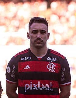 Ninguém viu quando ele correu 10 kms todos os dias durante as férias pra melhorar o físico...

Ninguém viu quando ele treinou fundamentos 3x ao dia pra melhorar a parte técnica...

Ninguém viu ele cortando o refrigerante e hambúrguer buscando uma alimentação saudável...

NINGUÉM