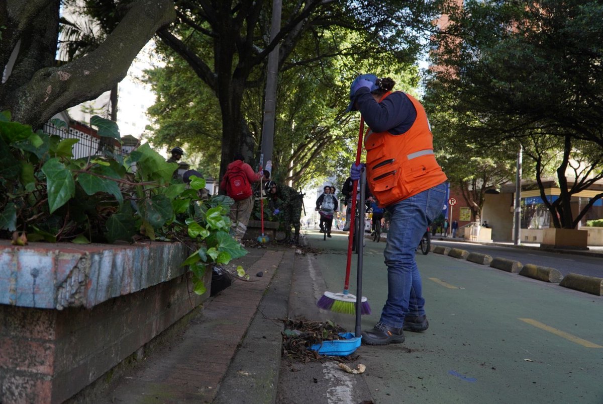 MiEspacioesBog's tweet image. 📍Localidad Santa Fe
#TransformACCIÓN

En la carrera séptima revitalizamos postes, materas y cajas de energía, y realizamos  limpieza para que los peatones disfruten un corredor más ordenado y seguro.

#MásYMejorEspacioPúblico
#AquíSíPasa 
#Bogotá