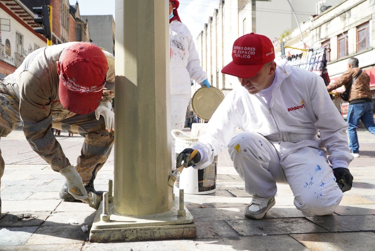 MiEspacioesBog's tweet image. 📍Localidad Santa Fe
#TransformACCIÓN

En la carrera séptima revitalizamos postes, materas y cajas de energía, y realizamos  limpieza para que los peatones disfruten un corredor más ordenado y seguro.

#MásYMejorEspacioPúblico
#AquíSíPasa 
#Bogotá