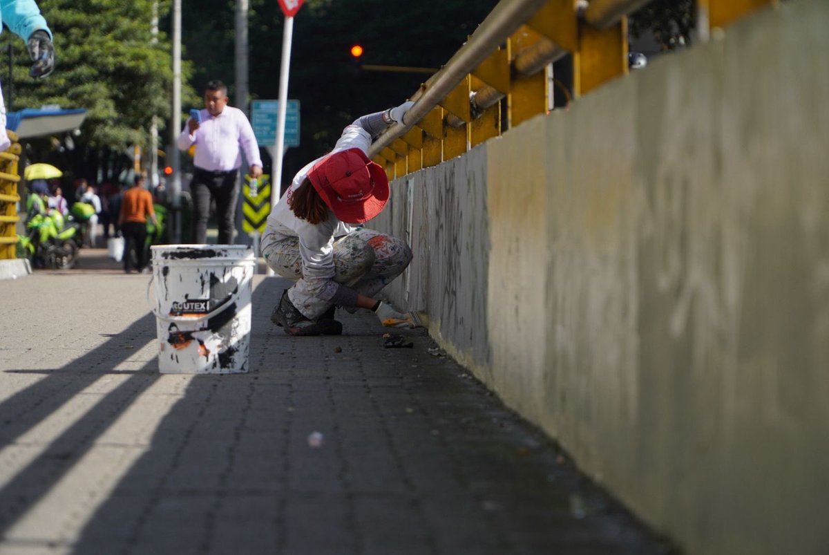 MiEspacioesBog's tweet image. 📍Localidad Santa Fe
#TransformACCIÓN

En la carrera séptima revitalizamos postes, materas y cajas de energía, y realizamos  limpieza para que los peatones disfruten un corredor más ordenado y seguro.

#MásYMejorEspacioPúblico
#AquíSíPasa 
#Bogotá