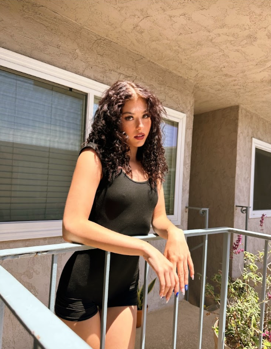Lolareyverse's tweet photo. Sending (‿ˠ‿) to everybody who says ' hey ’  ❤️      

and i’m serious asf, just try me… https://t.co/rzSL9nmym4