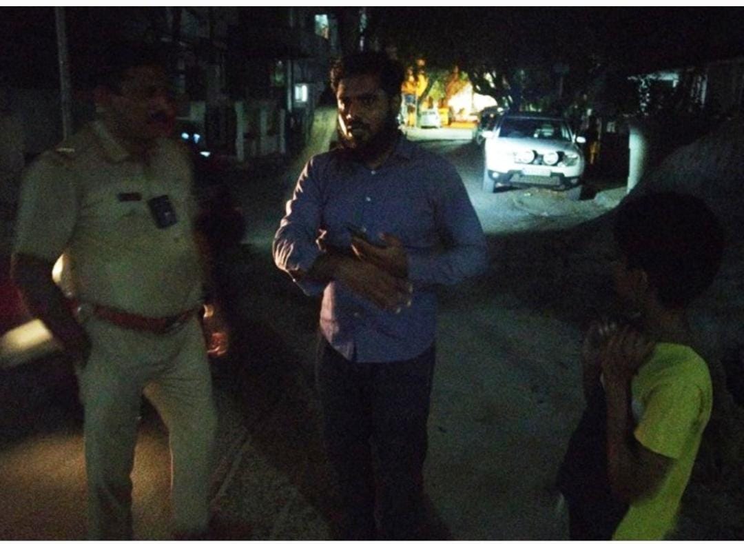 rtnagarbcp's tweet photo. ದಿ:04.02.2026 ರಂದು ರಾತ್ರಿ 21.08 ಗಂಟೆಯ ಸಮಯದಲ್ಲಿ 5 ವರ್ಷದ ಮಗು ಕಾಣೆಯಾಗಿದೆ ಎಂದು 112 ಗೆ  ಕರೆ ಮಾಡಿ ಮಾಹಿತಿ ನೀಡಿದ್ದು,  ಆರ್.ಟಿ.ನಗರ ಪಿ.ಎಸ್ ನ ಹೊಯ್ಸಳ 125 ರವರು CFS ಸ್ವೀಕರಿಸಿ  ಹೊಯ್ಸಳ ಸಿಬ್ಬಂಧಿಗಳು ತಕ್ಷಣ ಸ್ಥಳಕ್ಕೆ  ಭೇಟಿ ನೀಡಿ ಮಾತ್ರ 10 ನಿಮಿಷಗಳಲ್ಲಿ  ಮಗುವನ್ನು ಪತ್ತೆಹಚ್ಚಿ ಅವರ ಪೋಷಕರಿಗೆ ಹಸ್ತಾಂತರಿಸಲಾಯಿತು. https://t.co/v9GiAKTJA5