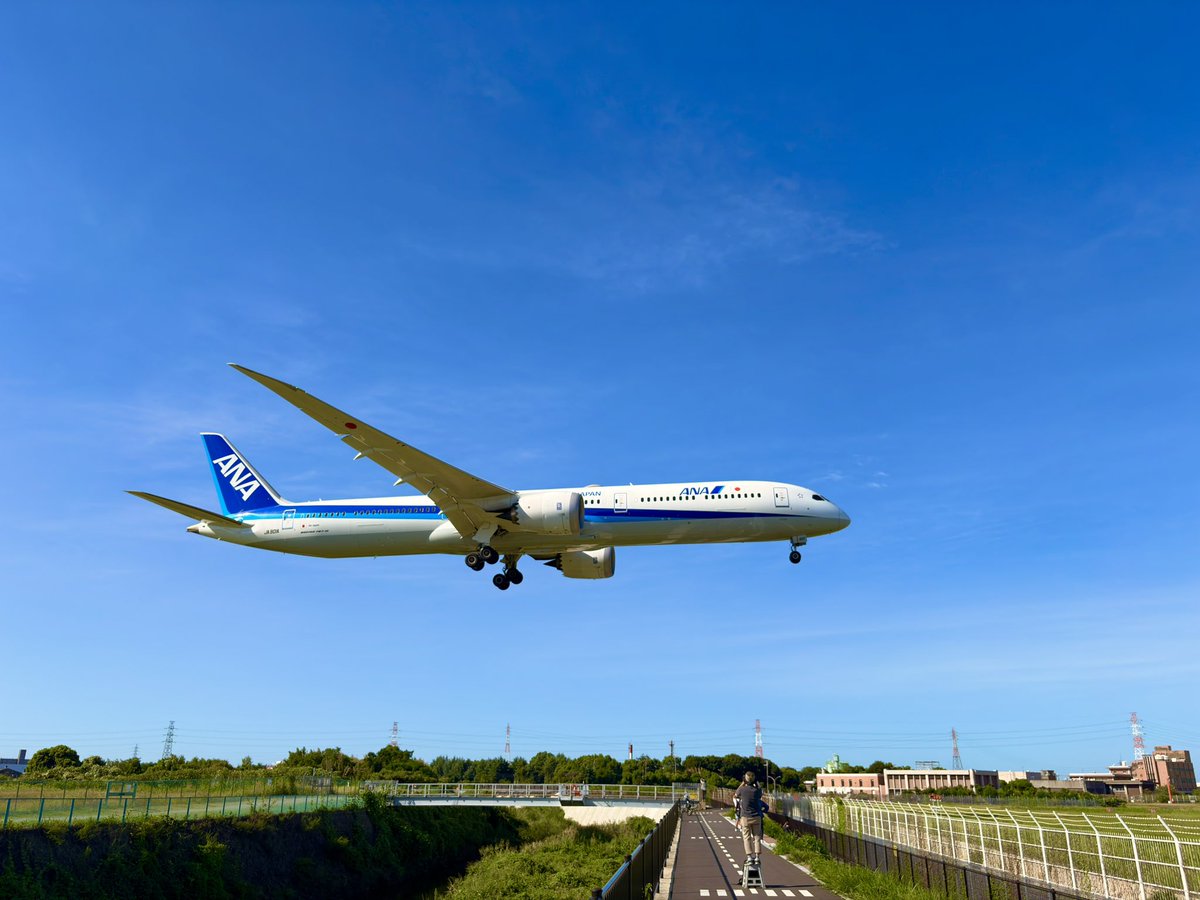 JL_ITM001's tweet photo. Boeing787-10 国際線様機材(JA901A) 
去年の夏に撮影したものです。
#飛行機　#飛行機好き　#ANA  #B787
#千里川土手　#風景　#景��　#空 https://t.co/9J8Yz1lmiY