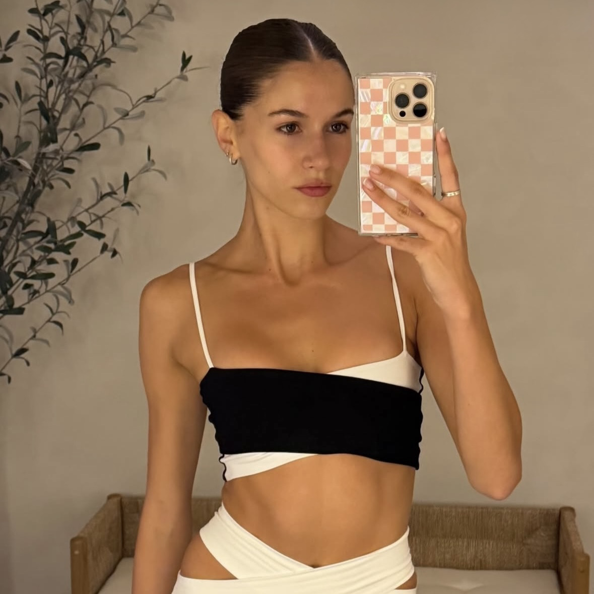 Blush Crush 🫶🏻 Babe <a href="/lanayarian/">Lana</a> w/ our SQUARE® Pink Checkered Mother of Pearl case! If you’ve got it…#FLAUNTit #ProtectinStyle #FLAUNTcases