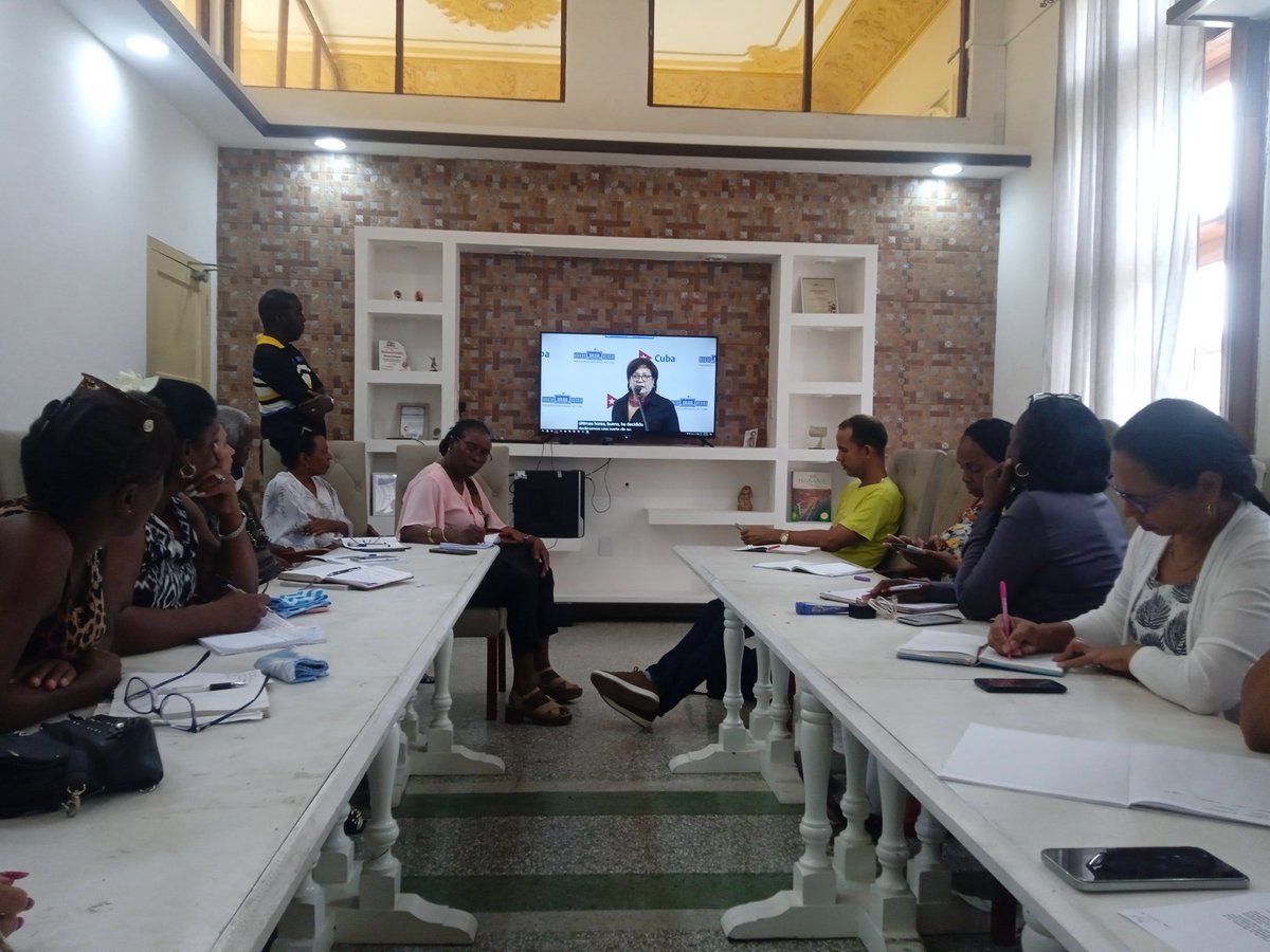 La <a href="/dpestgo/">DGE Santiago de Cuba</a> en pleno, visualizando la intervención de nuestro presidente, ante las adversidades seguiremos combatiendo seguros de la victoria. <a href="/CubaMined/">MINED</a> #SantiagoDeCuba