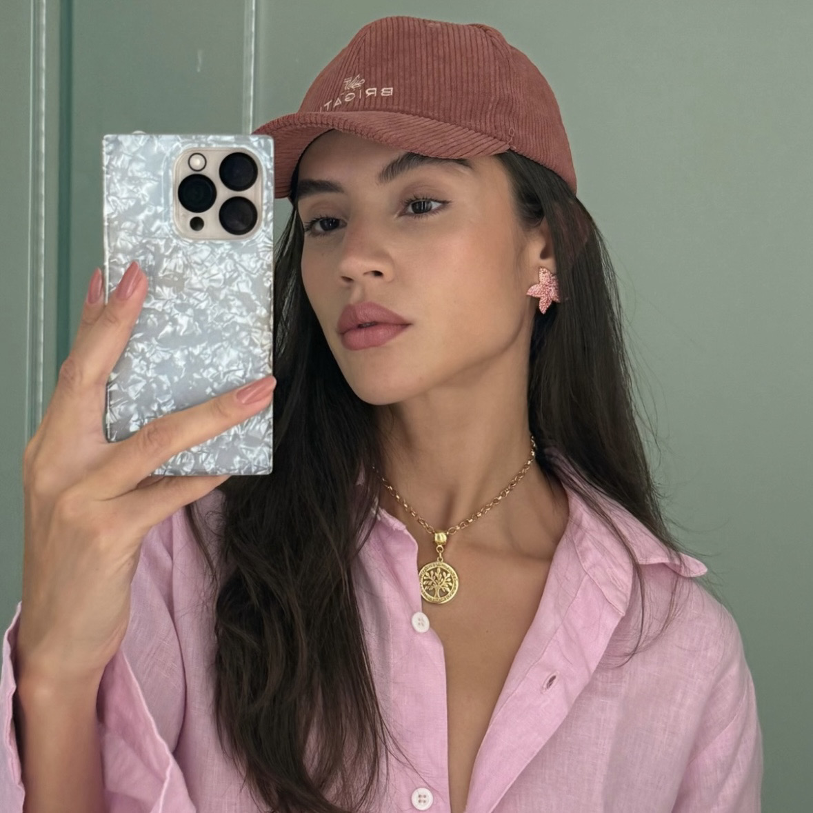 Pearl but make it pastel 🩵 Babe <a href="/malucarvaalho_/">Malu Carvalho</a> w/ our SQUARE® Icy Blue Pearl case! If you’ve got it…#FLAUNTit #ProtectinStyle #FLAUNTcases