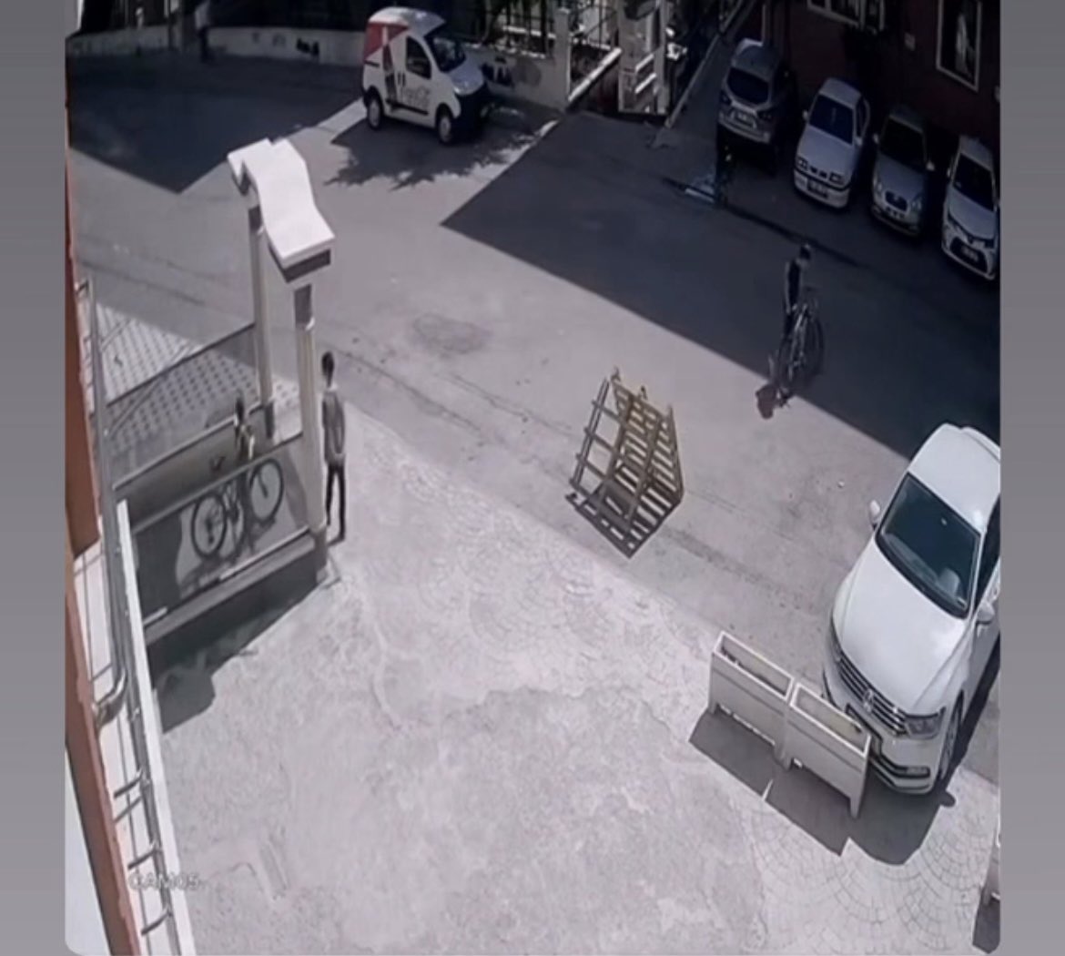 fotoğrafta gördüğünüz gibi bisiklet oğlumun bisikleti öncelikle oğlumu eve yolluyorlar para alması için sonrasında o yukardayken bisikletini çalıp frenleriyle oynamaya başlıyorlar(kamera kayıtlarında mevcut) ve bu BİLİRKİŞİ raporuyla desteklendi. %100 frenlerle oynandı ve buna