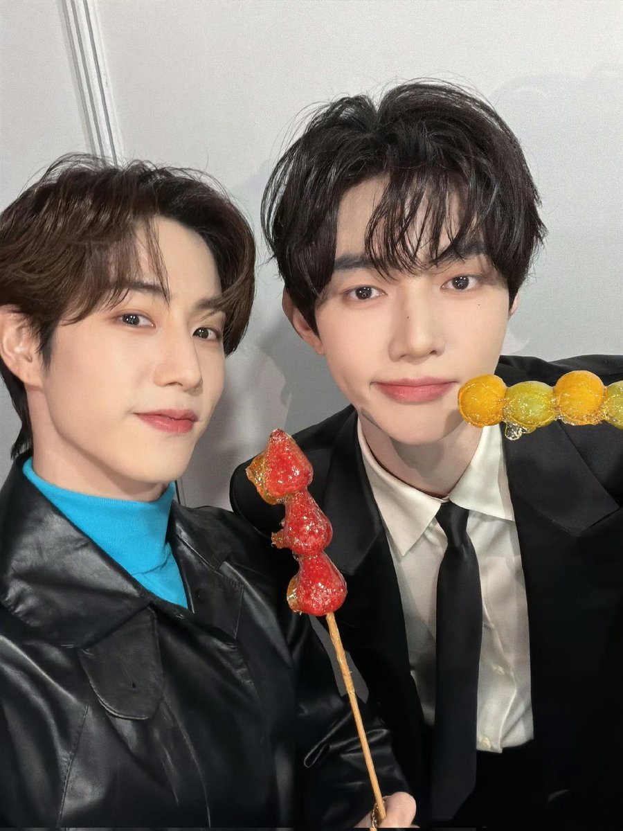jjanghao0725's tweet photo. 갓세븐 마크님이랑 #장하오 https://t.co/DZX9wrqu7F