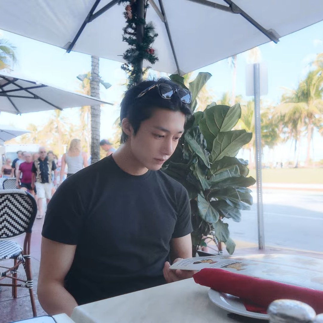 HyungwonThings's tweet photo. pov: restaurant date with hyungwon https://t.co/SDUGMTBB6x