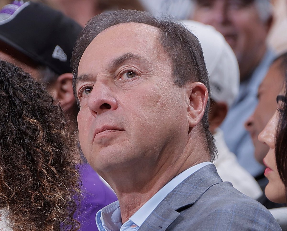 Joe Lacob has officially wasted the last 5 years of Steph Curry’s prime. 

Moron.