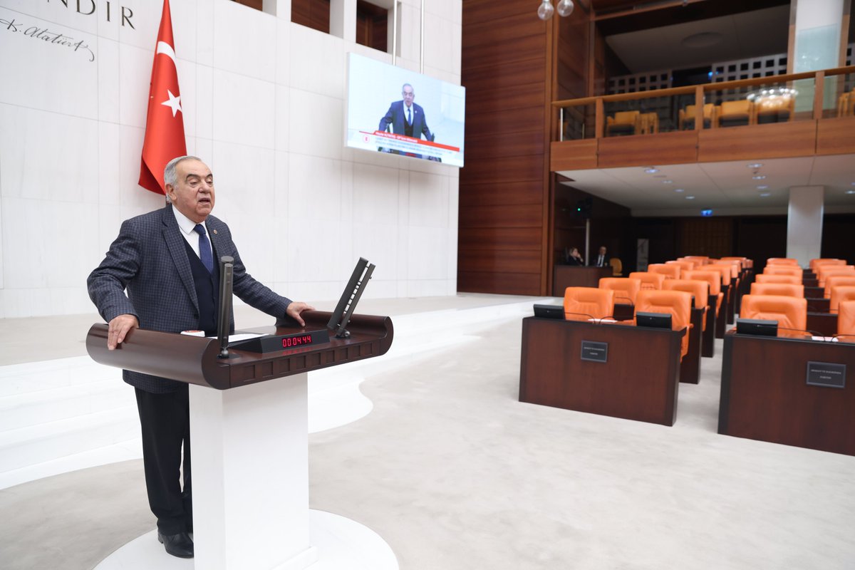 Arkadaki turuncu koltuklarda oturan AKP milletvekilleriyle birlikte, 6 Şubat deprem felaketinin yıldönümü münasebetiyle TBMM'de özel görüşme gerçekleştirdik...