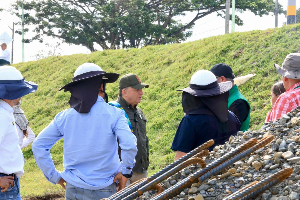 CarderRisaralda's tweet photo. El director de la CARDER y su equipo técnico recorrieron la obra de la Intersección de Galicia, del programa Vías del Samán, para verificar el cumplimiento de todos los conceptos técnicos que desde un inicio fueron emitidos por la autoridad ambiental del departamento. https://t.co/zYq6VHxc6i