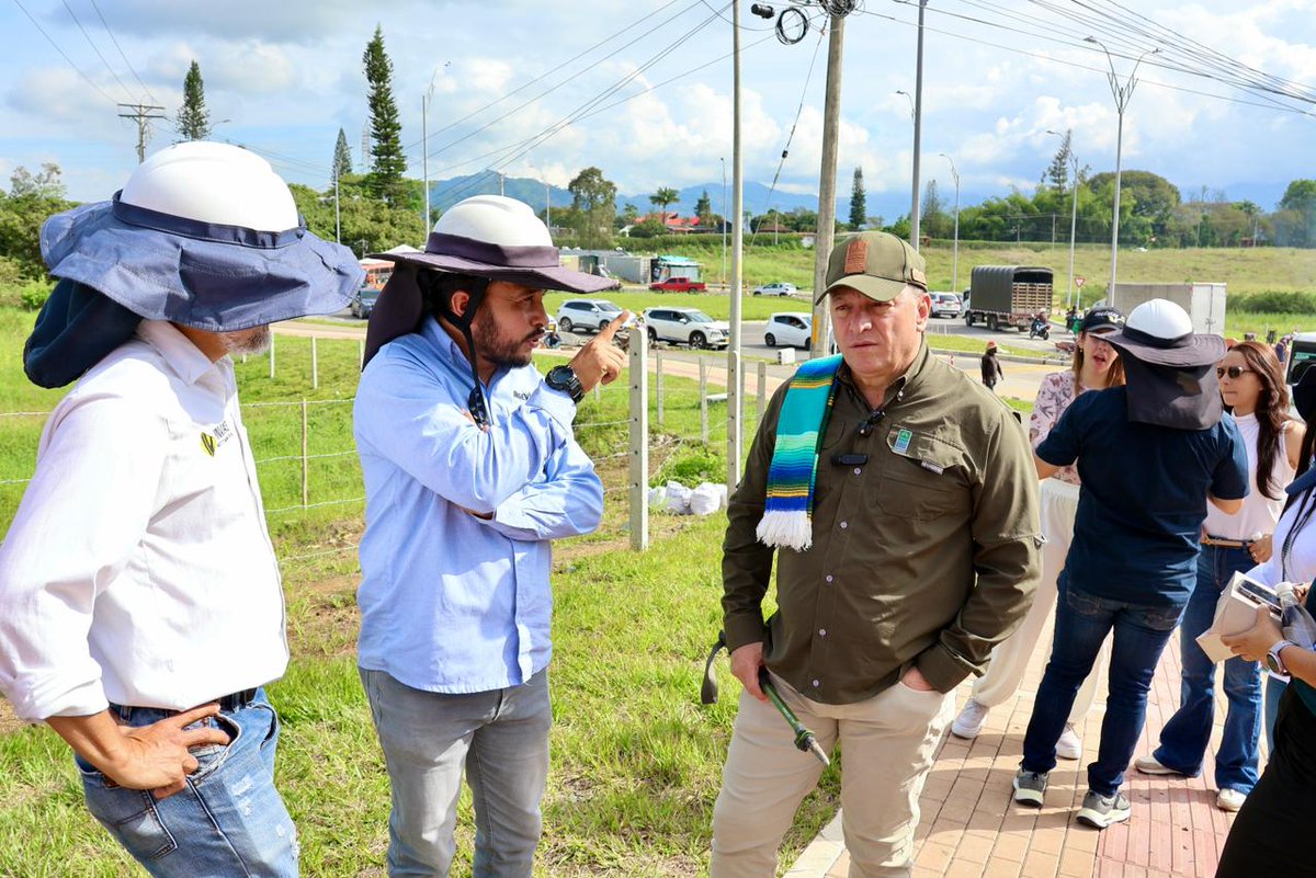 CarderRisaralda's tweet photo. El director de la CARDER y su equipo técnico recorrieron la obra de la Intersección de Galicia, del programa Vías del Samán, para verificar el cumplimiento de todos los conceptos técnicos que desde un inicio fueron emitidos por la autoridad ambiental del departamento. https://t.co/zYq6VHxc6i