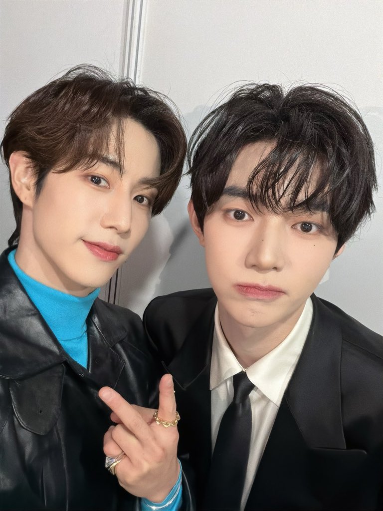 [WEIBO] 260206 | Mark’s Post (1/2)

“Weibo Night behind-the-scenes moments 📸”

Mark with his “Weibo Performance Artist of the Year” award and ZB1’s Zhang Hao 💚

#MarkTuanXWeiboNight #MarkTuan #段宜恩 <a href="/marktuan/">Mark Tuan</a> <a href="/DNAmngmnt/">Mark Tuan Official</a> #WeiboNight #2025WeiboNight <a href="/GOT7Official/">GOT7</a> 🍓