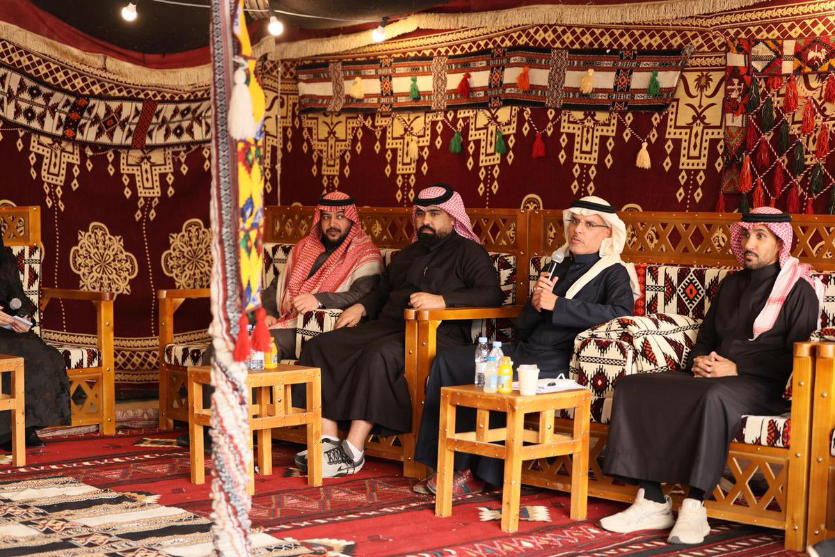 #جلسة_حوارية |

نفذت غرفة الحدود الشمالية ممثلة ببيت أعمال الشمالية وبالتعاون مع جامعة الحدود الشمالية جلسة حوارية بعنوان “تمكين المرأة وريادة الأعمال”، حيث ناقشت الجلسة محاور ريادة الأعمال والتسويق والاستدامة واستراتيجيات البيع، بهدف دعم وتمكين المرأة وتعزيز دورها في القطاع