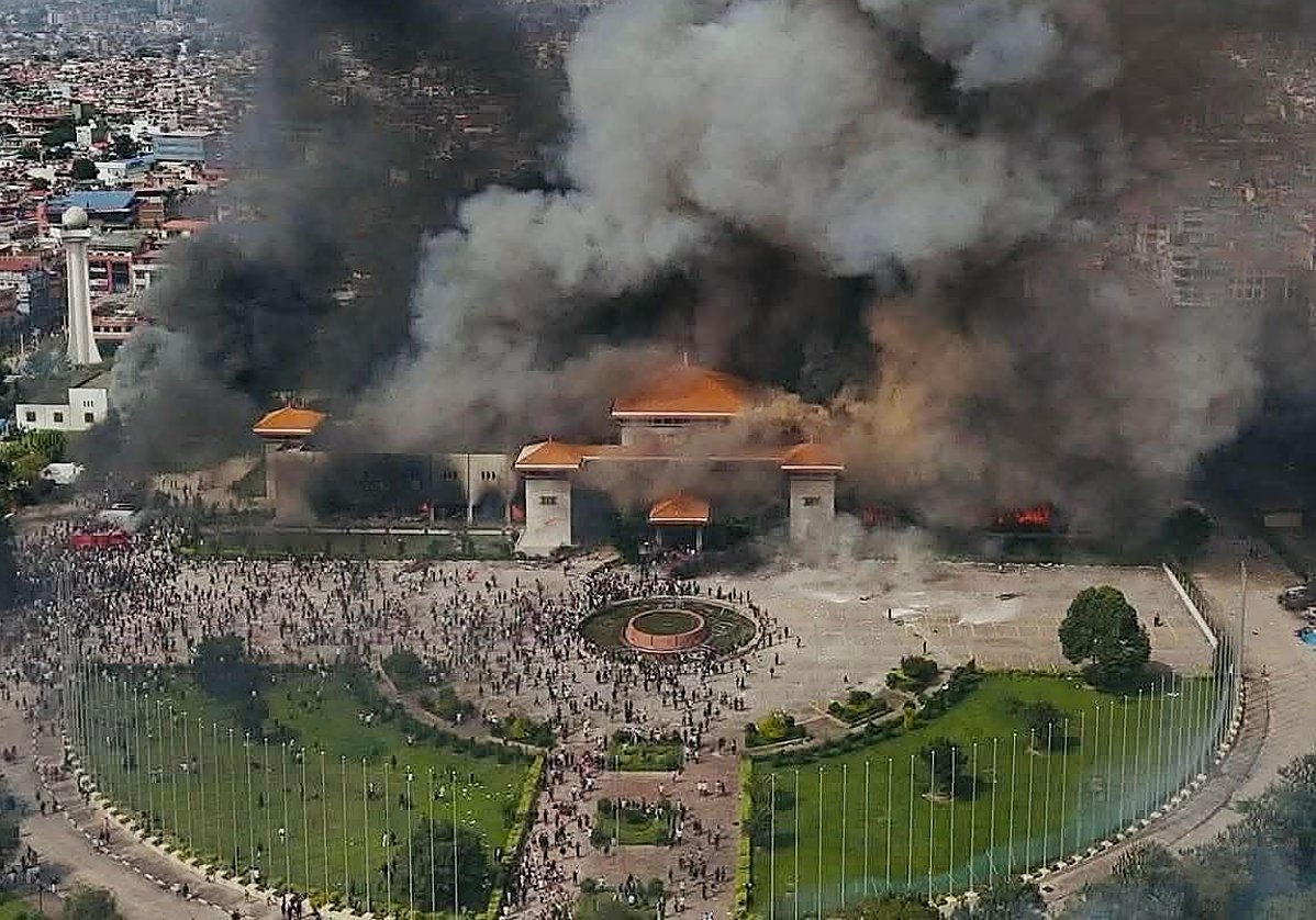 jjohnnyvigo's tweet image. Parlamento de Katmandú en llamas después de prohibir X, Whatsapp, Tiktok...

Los jóvenes no toleraron la censura.